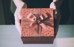 Cầm món quà sinh nhật của mẹ chồng cũ tặng, tôi ôm mặt khóc
