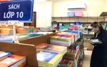 Sát ngày khai giảng, phụ huynh vẫn “đỏ mắt” tìm mua sách giáo khoa