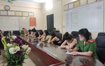 8 cô gái trẻ cùng nhóm nam thanh niên "bay lắc" trong quán karaoke