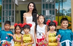 Lâm Thu Hồng mua đấu giá cặp lục bình đá ngọc ủng hộ học sinh nghèo nhân dịp Trung thu