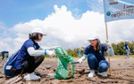 Tham gia làm sạch bãi biển, góp phần giảm thiểu rác thải đại dương