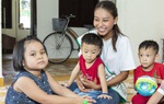 Á hậu Thạch Thu Thảo giản dị chơi đùa cùng các em nhỏ làng trẻ SOS