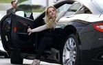 Bị chỉ trích về khả năng cầm lái, Britney Spears làm clip bên cạnh chiếc xe sắt vụn