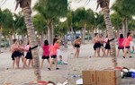 Chưa xác định được nhóm phụ nữ để ngực trần chơi team building ở đâu