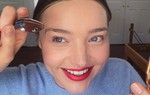 Chỉ dùng 2 chiếc thìa để trang điểm, "thiên thần nội y" Miranda Kerr có đôi mắt đẹp long lanh