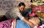 Nghị lực của người mẹ có con trai bị liệt vì tai nạn: "Chỉ cần được thấy con cười"