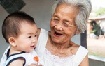 Những quan điểm cha mẹ cần giữ vững khi giao con cho ông bà chăm sóc và dạy dỗ
