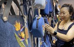 Giảm rác thải thời trang nhờ tái chế quần jeans