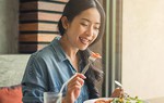 Đang ngồi ăn với đám bạn, tôi bất ngờ thấy mẹ dắt theo đứa trẻ lạ