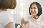 Vừa từ phòng sinh ra, mẹ chồng đã hỏi một câu khiến tôi rơi nước mắt