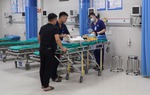 Bé 9 tuổi bị lóc da cẳng chân do tai nạn giao thông