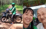 Nữ tài xế 54 tuổi chạy xe chăm mẹ già