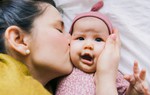 Nên bỏ thói quen cưng nựng vuốt má, thơm hôn trẻ nhỏ!