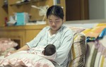 Đến bệnh viện thăm chị gái, thấy hộp cơm trên bàn mà tôi xót xa