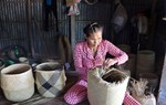 Mang ấm no về cho những người phụ nữ giữ “lửa nghề”