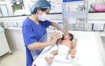 Trẻ sơ sinh bị suy hô hấp nặng do mẹ bị sa dây rau