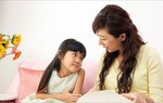 Đi chơi, con gái hỏi một câu khiến mẹ đau thắt lòng