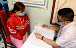 Thiếu kiến thức, phụ nữ dân tộc giã lá rừng chữa phụ khoa