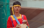 Cha và con đắm mình vào điệu múa Chhay-dăm truyền thống