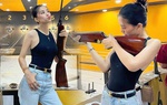 Tiểu Vy ấn tượng với hình ảnh đi bắn súng, diện áo ôm body