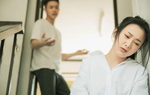 Đêm tân hôn, chồng ép vợ bán hết vàng cưới để trả nợ cho em trai