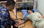 Bình Định: Kịp thời đưa phụ nữ mang thai, người già và trẻ nhỏ về đơn vị hải quân tránh bão 