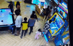 Con mất chiếc vòng vàng ở khu vui chơi, mẹ check camera thì bàng hoàng với hành động xấu xí