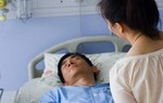 Giận tím mặt khi thấy chồng thều thào khoe tháng này kiếm được 50 triệu