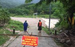 Lũ đổ về cuồn cuộn khiến nhiều khu vực dân cư ở Quảng Bình, Quảng Trị bị cô lập