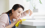 Nhìn mâm cơm đặt trên bàn, bạn của chồng vội vàng xin lỗi rồi bỏ về