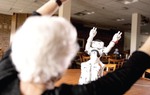Robot dạy Yoga, chơi với người già