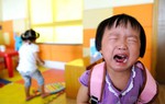 5 sai lầm của cha mẹ khiến trẻ ngang bướng khi ở nhà nhưng tự ti lúc ra ngoài 