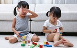 Muốn con về nhà khi đang chơi, cách xử lý của 2 bà mẹ tạo nên 2 tính cách đối lập