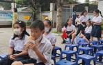 Nhiều phụ huynh nán lại dõi theo con từ xa trong lễ khai giảng năm học mới