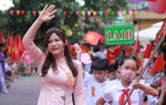 Phụ huynh, học sinh phấn khởi bước vào năm học mới với lễ khai giảng trực tiếp