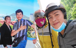 Mẹ vất vả làm phụ hồ, con trai 31 tuổi báo hiếu, tặng 2 mảnh đất, đưa mẹ đi du lịch khắp nơi