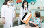 Quyền Bộ trưởng Bộ Y tế thăm và tặng quà bệnh nhi ung thư