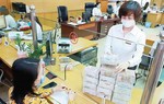 Tình cờ gặp người giúp việc ở ngân hàng, tôi không ngờ chị lại giàu có thế