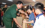 Gần 2.000 trẻ em ở biên giới, hải đảo nhận quà và học bổng từ chương trình “Trung thu cho em”