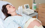 Đang cơn đau chuyển dạ, chồng nói một câu làm tôi chết lặng