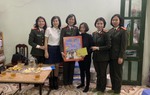 Ban phụ nữ công an thăm, tặng quà Tết cho con đỡ đầu và cán bộ, hội viên khó khăn
