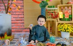 Bé trai 2 tuổi "hóa thân" thành ông đồ nhí trong bộ ảnh Tết dễ thương 