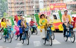 Phụ nữ quận 8 rực rỡ áo dài diễu hành xe đạp quảng bá cho “Chợ hoa xuân - trên bến dưới thuyền” 
