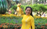 Người dân thích thú chụp ảnh bên tượng Mèo trong Hội hoa xuân Tao Đàn 