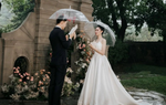 Biến lễ đường thành cổng trường học, cô dâu chú rể tổ chức đám cưới như trong phim