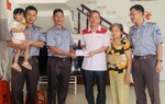 Chi đội Kiểm ngư số 4 tặng quà Tết gia đình chính sách và nhân viên có hoàn cảnh khó khăn 