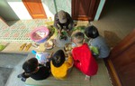Các em bé háo hức trải nghiệm một cái Tết hạnh phúc bên ông bà