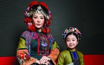 Xuống phố mùa xuân cùng áo dài thổ cẩm