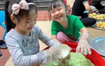 Cùng con gói bánh chưng ngày Tết - Hoạt động gắn kết gia đình Việt