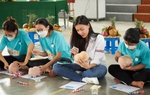 Kim Duyên dùng tiền thưởng Á hậu mua quà Tết tặng người dân Cần Thơ